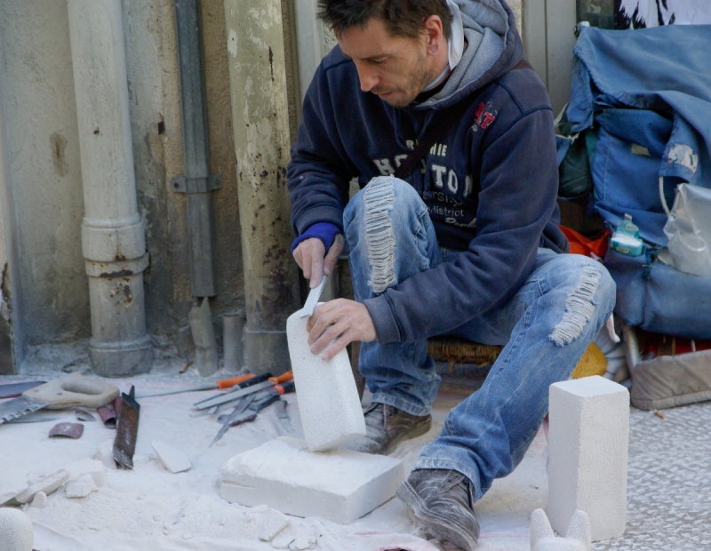 tailleur-pierre-LE BAR SUR LOUP-min_artisan_stonecutter_sculpture-1085967